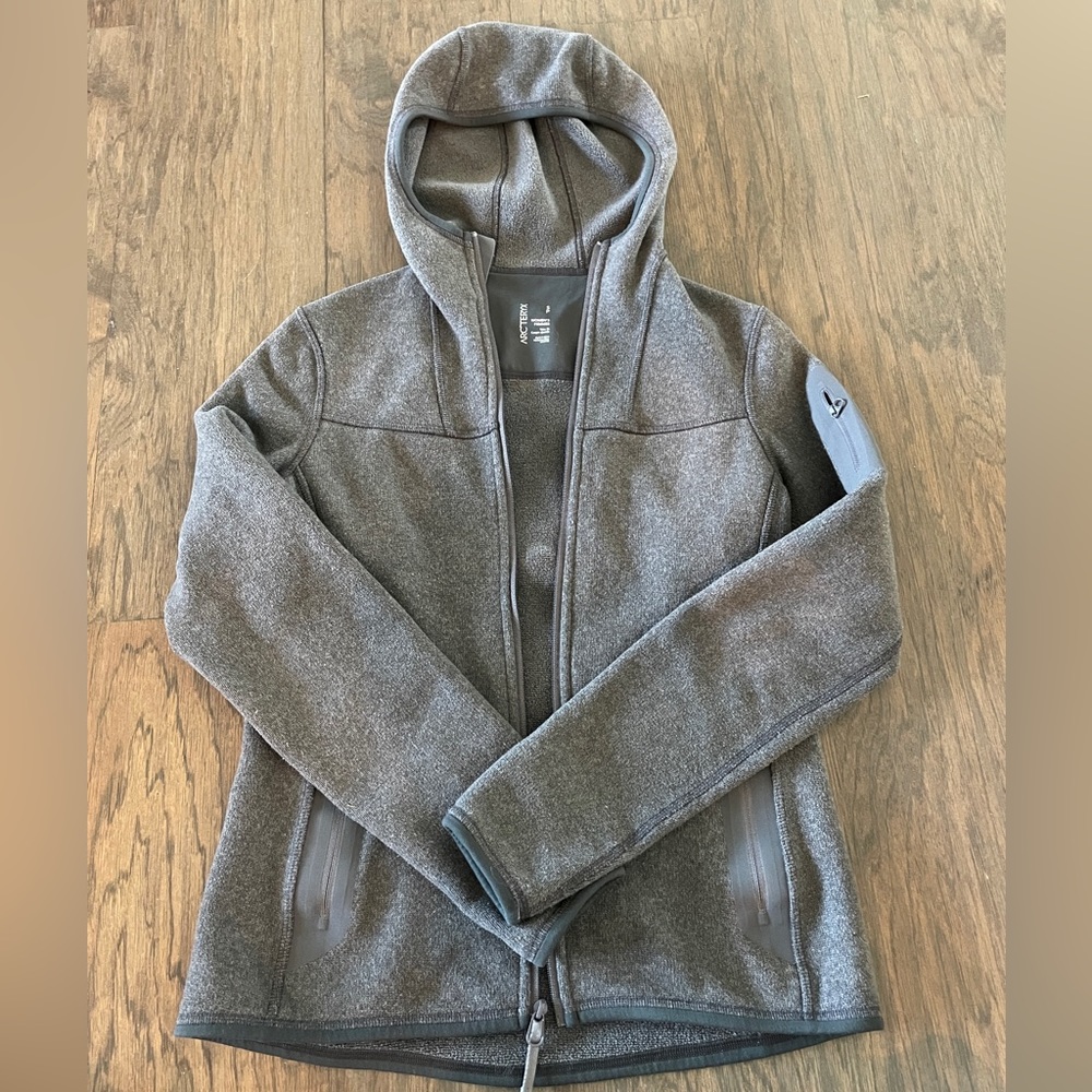 Arc’Teryx women’s trim fit fleece zip up jacket
